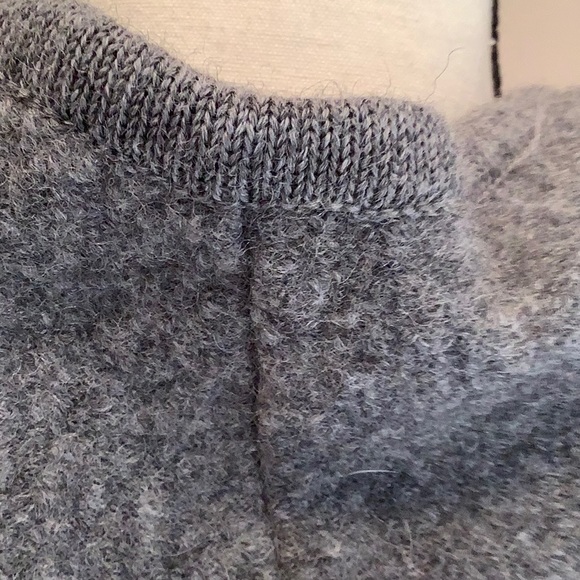 Woolrich Onyx Heather Zip front Wool Sweater with hood. Size Medium - Picture 8 of 11